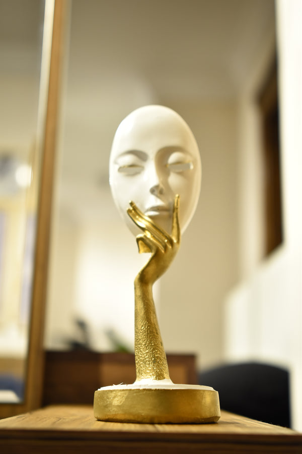 puzzled face statue